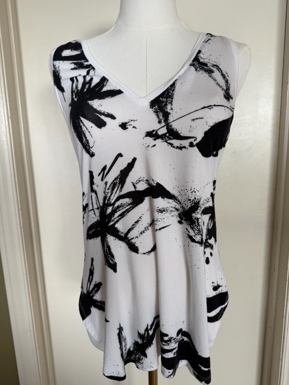 Babaton Aritzia Black White Abstract Floral V Neck Tank Top Medium